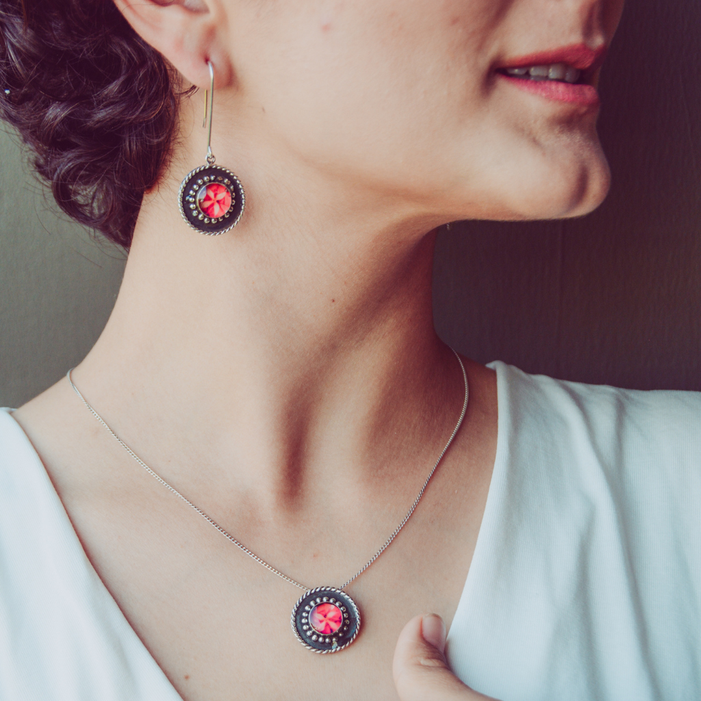 Aretes Pavonados Flor Coral Rojo