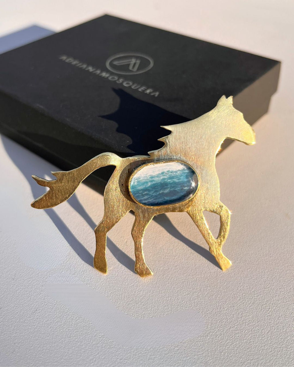 Broche Caballo con Fotografía del Mar · Fuerza que Recuerda