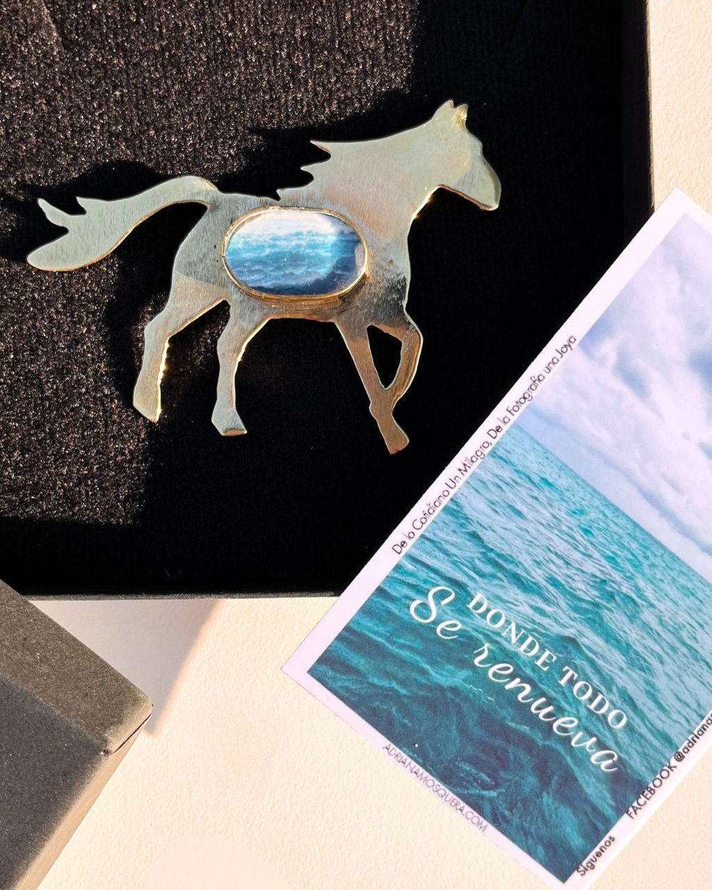 Broche Caballo con Fotografía del Mar · Fuerza que Recuerda