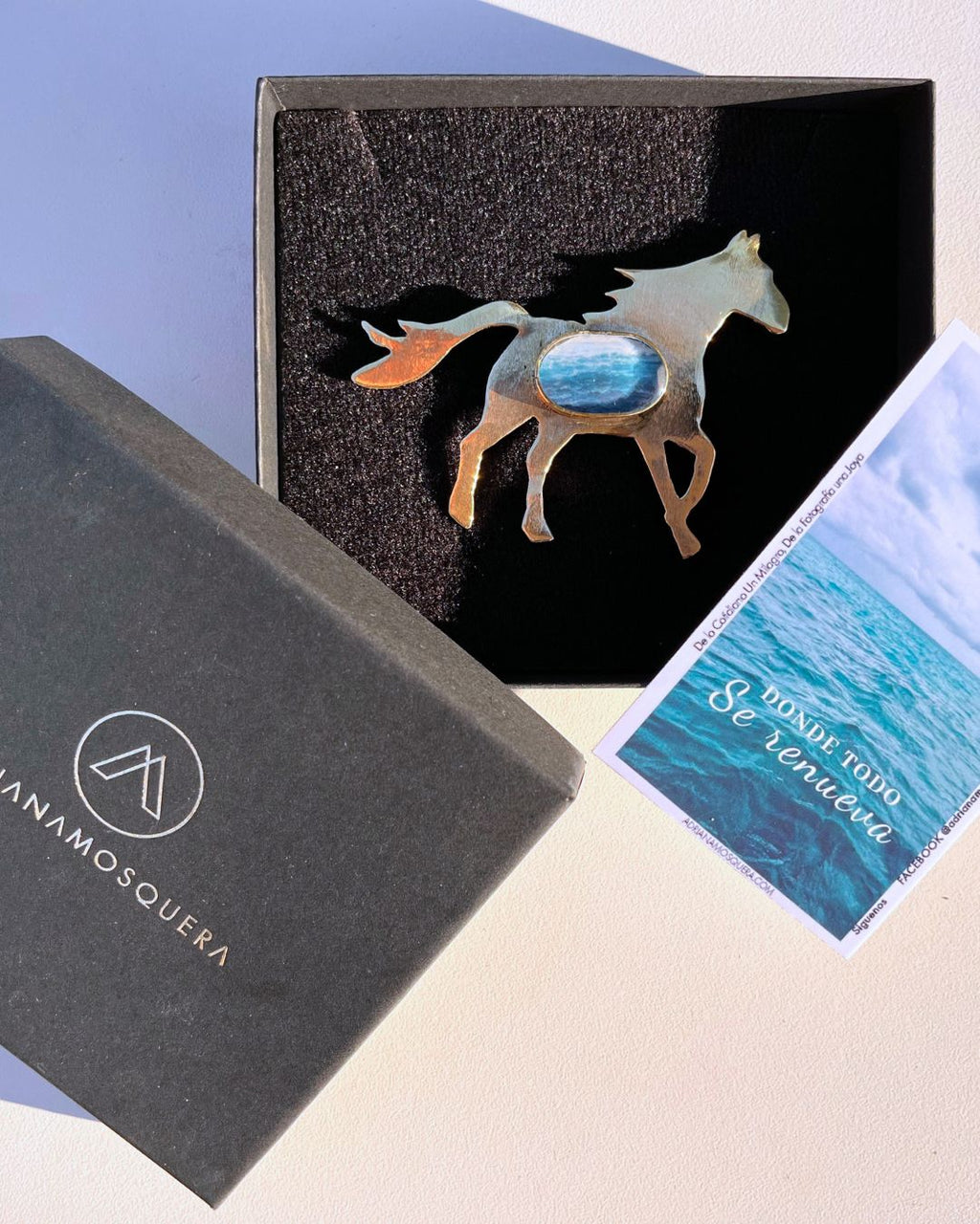 Broche Caballo con Fotografía del Mar · Fuerza que Recuerda