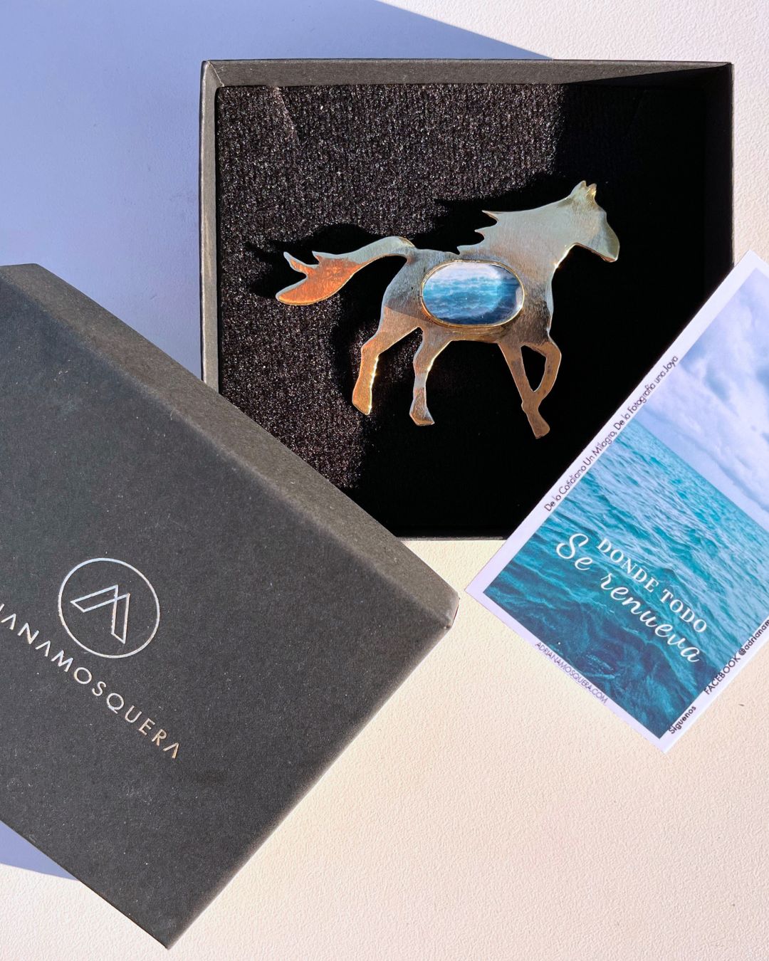Broche Caballo con Fotografía del Mar · Fuerza que Recuerda