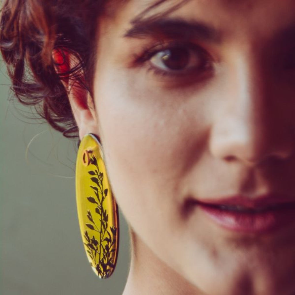 Maxi Aretes Ovalados Dorados con grabado de Hojas