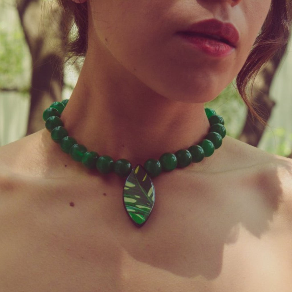 Gargantilla con ágatas verdes y dije hojas