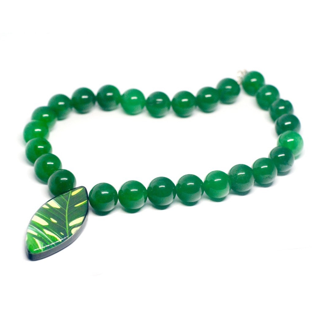 Gargantilla con ágatas verdes y dije hojas