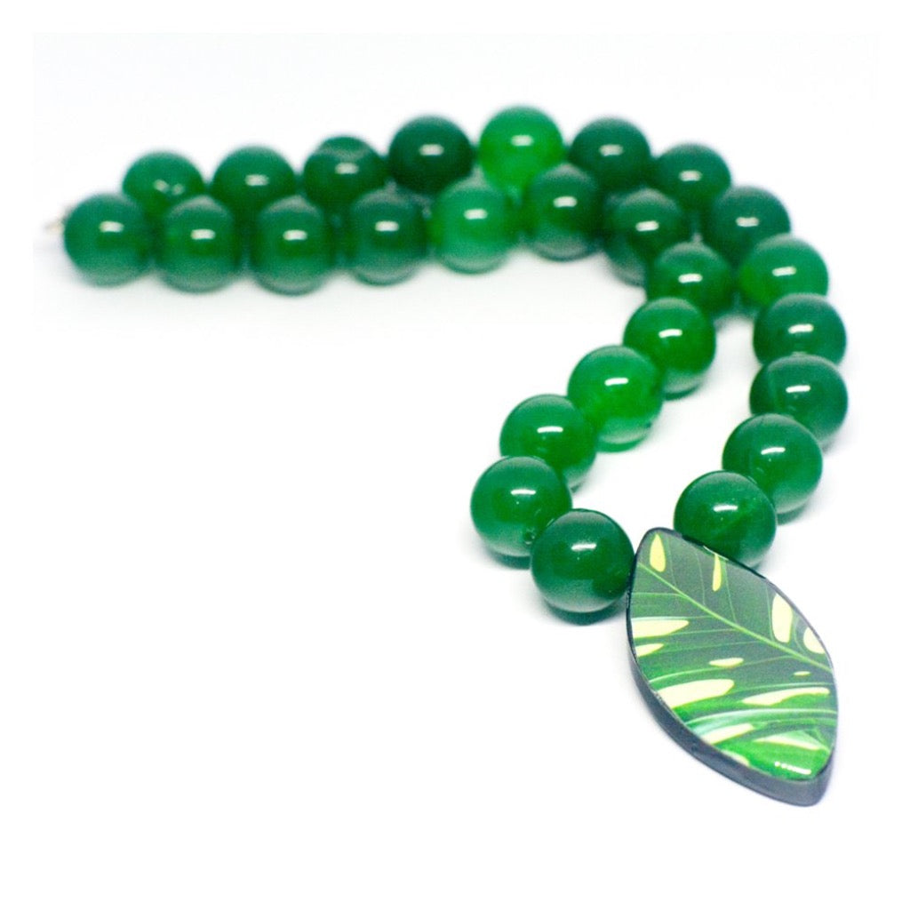 Gargantilla con ágatas verdes y dije hojas