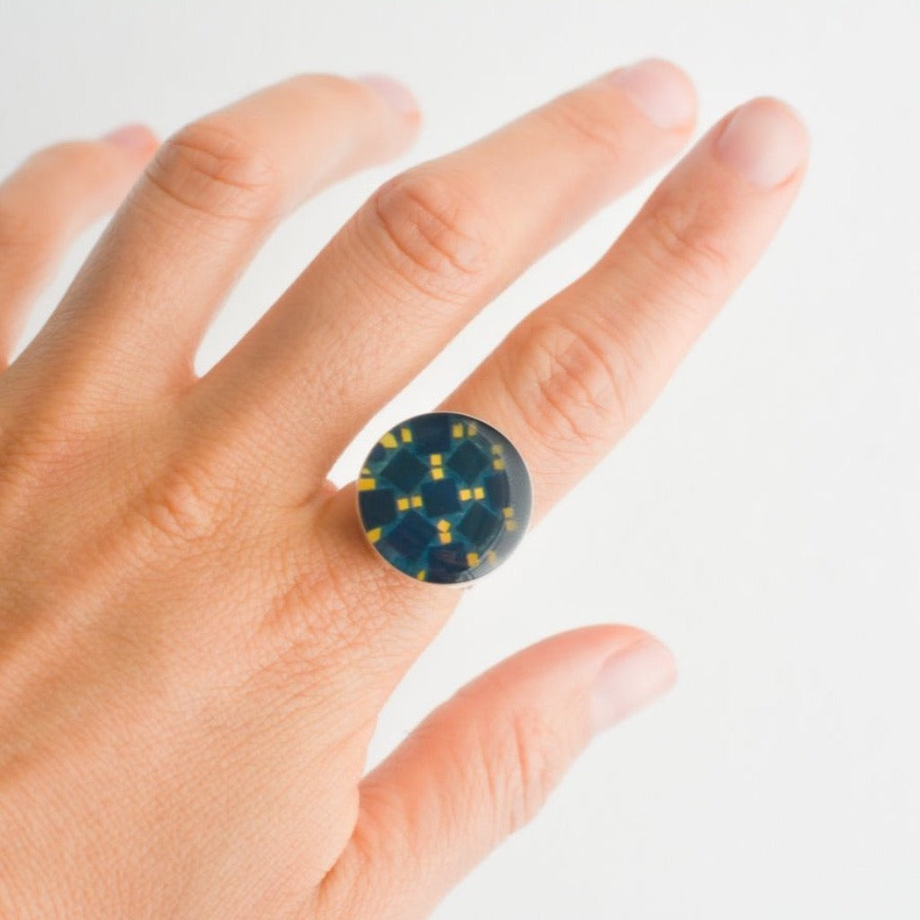 Anillo Ajustable en plata con fotografía de Azulejos Azul y Amarillo