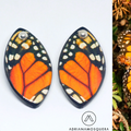 Aretes Ovalados de Acrílico con Mariposa Monarca